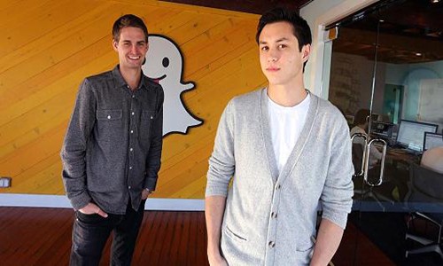 CEO Snap - Spiegel (trái) và nhà đồng sáng lập Bobby Murphy. Ảnh:CNBC