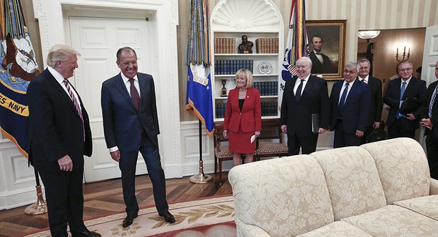 Tổng thống Mỹ Donald Trump (trái) bắt tay Ngoại trưởng Nga Sergei Lavrov tại cuộc hội đàm kín ở Nhà Trắng ngày 10/5. (Ảnh: TASS)