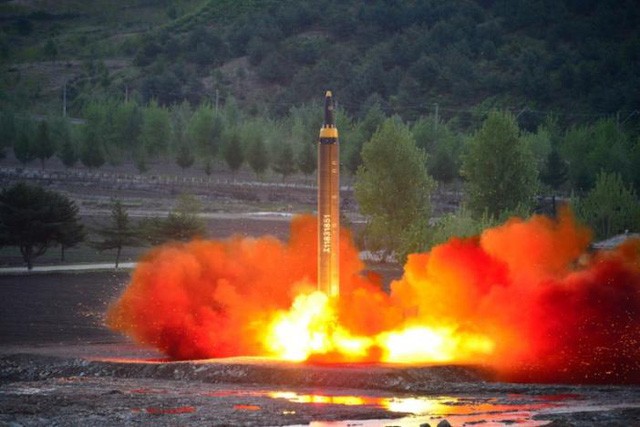 Tên lửa đạn đạo Hwasong-12 của Triều Tiên (Ảnh: KCNA)