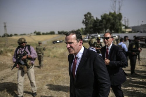 Đặc phái viên Mỹ Brett McGurk, giữa,trong chuyến đi đến Mosul, Iraq, mới đây. Ảnh:AP