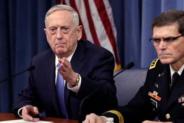 Bộ trưởng Quốc phòng Mỹ James Mattis (trái). Ảnh: Reuters