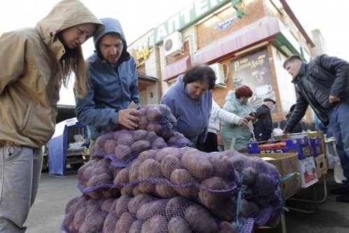 Người dân mua bán tại một chợ thực phẩm ở Nga. Ảnh:Reuters
