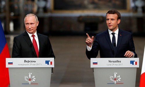 Tổng thống Nga Vladimir Putin (trái) và người đồng cấp Pháp Emmanuel Macron trong cuộc họp báo chung tại cung điện Versailles ngày 29/5. Ảnh:Reuters.