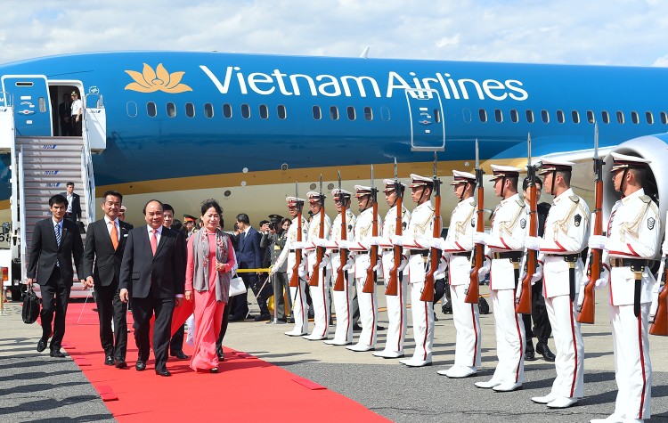 Thủ tướng Nguyễn Xuân Phúc và Phu nhân cùng đoàn đại biểu cấp cao Việt Nam  bắt đầu chuyến thăm chính thức Nhật Bản và tham dự Hội nghị Tương lai châu Á lần thứ 23. Ảnh: VGP/Quang Hiếu