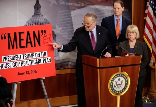 Chuck Schumer, lãnh đạo Dân chủ tại Thượng viện, phát biểu sau khi phe Cộng hòa công bố dự luật thay thế Obamacare. Ảnh:Reuters.