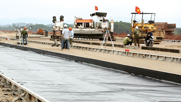 Sân bay Vân Đồn (Quảng Ninh) đang trong giai đoạn hoàn thành. Ảnh: Lê Tiên