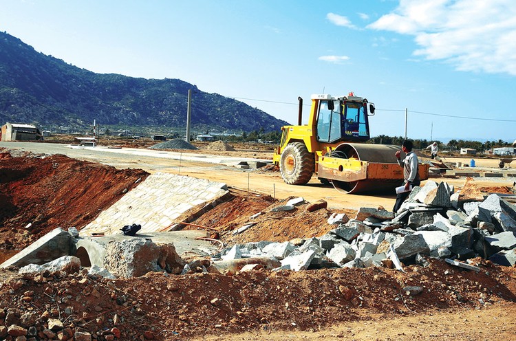 Thủ tướng Chính phủ yêu cầu các bộ ngành, địa phương tháo gỡ khó khăn, vướng mắc trong việc đền bù, giải phóng mặt bằng, đấu thầu... để đẩy nhanh tiến độ thi công công trình. Ảnh: Lê Tiên