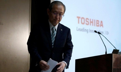 CEO Toshiba - Satoshi Tsunakawa trong buổi họp báo hôm nay. Ảnh:Reuters