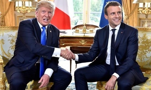 Tổng thống Mỹ Donald Trump (trái) bắt tay người đồng cấp Pháp Emmanuel Macron trong cuộc gặp tại ĐiệnElysee, thủ đô Paris, Pháp, hồi tháng trước. Ảnh:Reuter