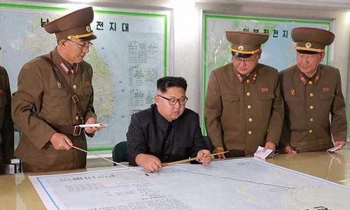 Lãnh đạo Triều Tiên Kim Jong-un nghiên cứu bản đồ kế hoạch tấn công Guam. Ảnh:Reuters.