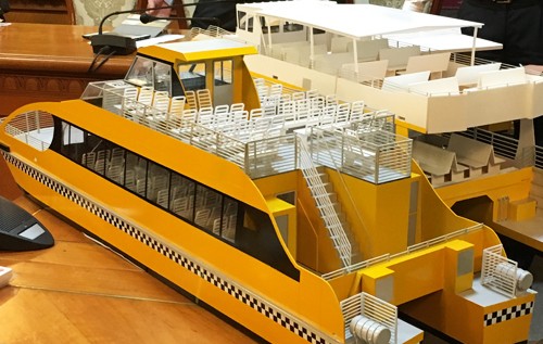 Mô hình tàu được sử dụng trên hai tuyến buýt sông đầu tiên của TP HCM. Ảnh:Hữu Nguyên.