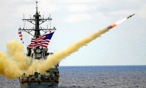 Tàu chiến Mỹ phóng tên lửa hành trình Tomahawk. Ảnh:US Navy.