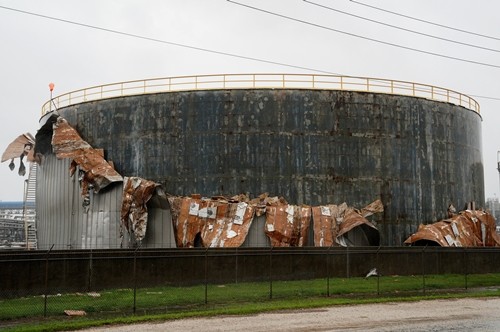 Một bể chứa dầu ở gần thành phốSeadrift, Texas, bị bão Harvey tàn phá. Ảnh:Reuters.