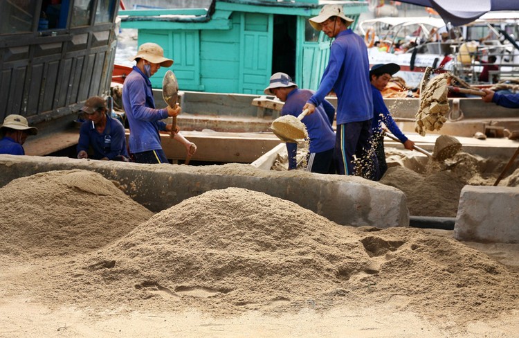 Giá cát tăng cao khiến nhà thầu bị thiệt hại về kinh tế và khó đảm bảo tiến độ thi công công trình. Ảnh: Công Thu