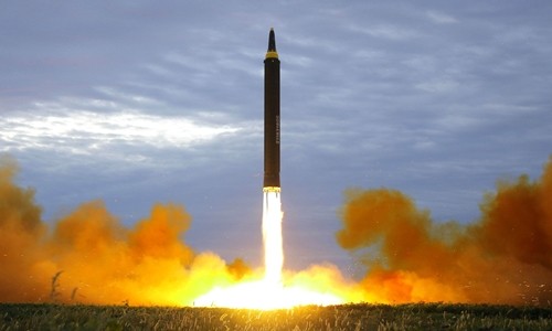 Tên lửa Hwasong-12 Triều Tiên phóng ngày 29/8. Ảnh:Reuters/KCNA.