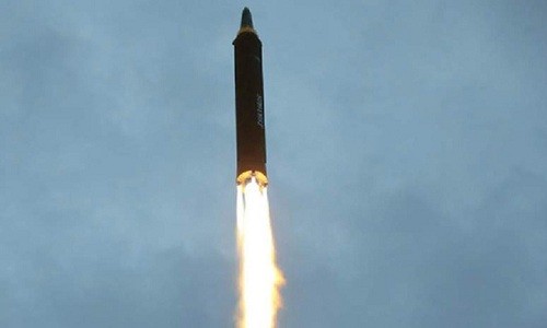 Tên lửa Hwasong-12 trong vụ phóng mới nhất. Ảnh:KCNA.