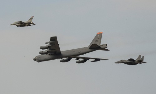 Máy bay B-52 làm nhiệm vụ răn đe Triều Tiên trên bầu trời Hàn Quốc. Ảnh:USAF.