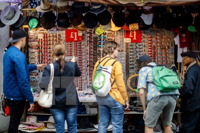 Hàng hóa được bày bán tại một khu chợ ở quận Notting Hill, London. (Nguồn: AFP/TTXVN)