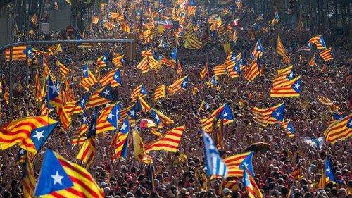 Người dân Catalonia vẫy cờ đòi độc lập. Ảnh:Reuters.