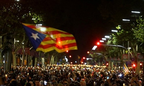 Người dân vẫy cờ Catalonia biểu tình phản đối Tây Ban Nha bắt hai thủ lĩnh ly khai tại Barcelona hôm 17/10. Ảnh:Reuters.