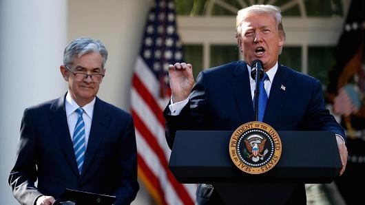 Tổng thống Mỹ Donald Trump (phải) và ông Jerome Powell. (Nguồn: Reuters)