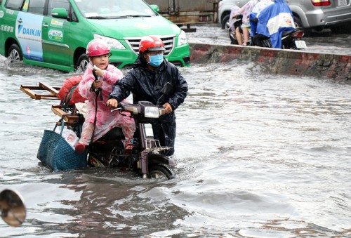 Đường Huỳnh Tấn Phát là một trong những "rốn ngập" của TP HCM. Ảnh:Duy Trần.