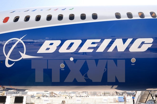 Logo của hãng Boeing trên chiếc máy bay Boeing 787-10 Dreamliner. (Nguồn: AFP/TTXVN)