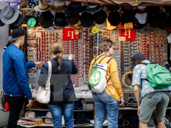 Hàng hóa được bày bán tại một khu chợ ở quận Notting Hill, London. (Nguồn: AFP/TTXVN)