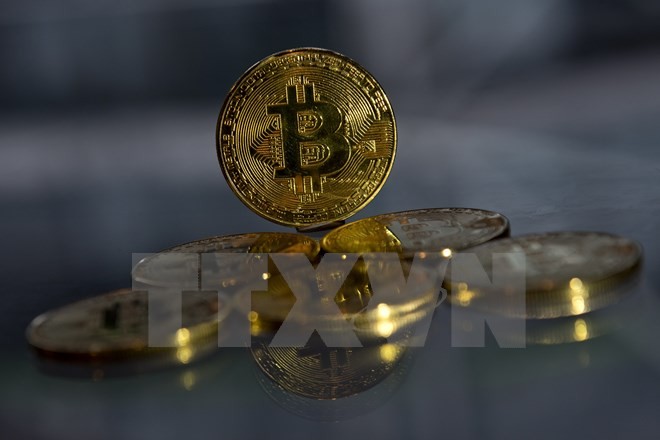 Đồng tiền ảo Bitcoin mạ vàng tại London, Anh. (Nguồn: AFP/TTXVN)