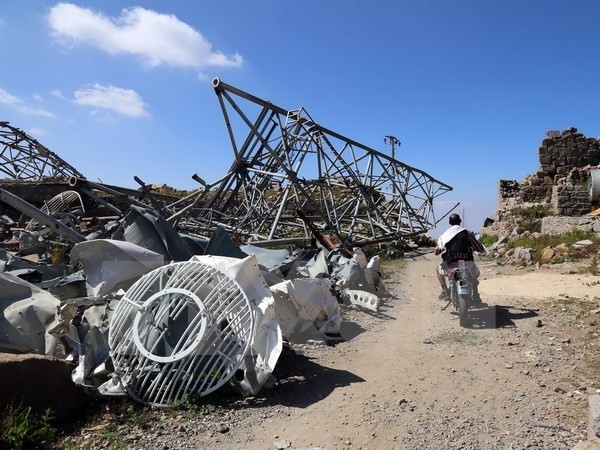 Cột tháp phát sóng bị hư hại sau các đợt không kích do liên quân Arab tiến hành tại thành phố Taez, Yemen. (Nguồn: AFP/TTXVN)