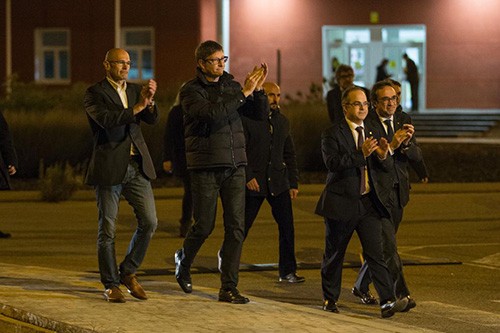Các cựu quan chức chính quyền bị giải tán ở Cataloniarời nhà tùEstremera, cách thủ đô Madrid 75 km về hướng đông nam, ngày 4/12. Ảnh:AP.
