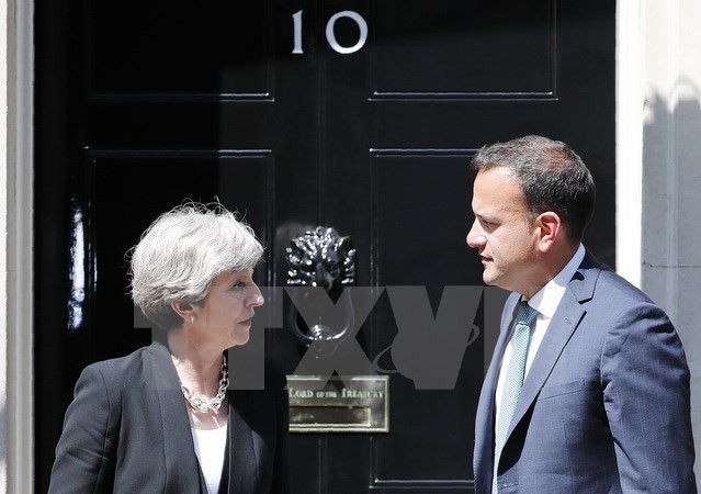 Thủ tướng Anh Theresa May (phải) và Thủ tướng Ireland Leo Varadkar trong cuộc gặp tại London, Anh ngày 19/6. (Nguồn: AFP/TTXVN)