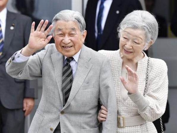 Nhật hoàng Akihito (trái) và Hoàng hậu Michiko tại đảo Yoron, tây nam Nhật Bản ngày 17/11. (Nguồn: Kyodo/TTXVN)