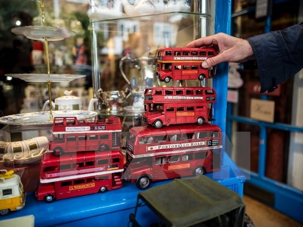 Hàng hóa được bày bán tại một khu chợ ở quận Notting Hill, London. (Nguồn: AFP/TTXVN)