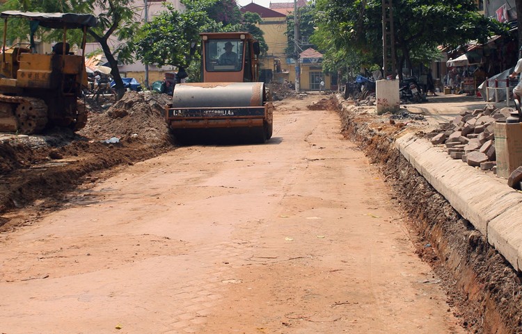 Gói thầu Toàn bộ chi phí xây lắp công trình Đường nội thị D3-1 khu giáo dục - y tế và thương mại - dịch vụ thị trấn Nậm Nhùn, huyện Nậm Nhùn áp dụng hình thức lựa chọn nhà thầu là đấu thầu rộng rãi trong nước