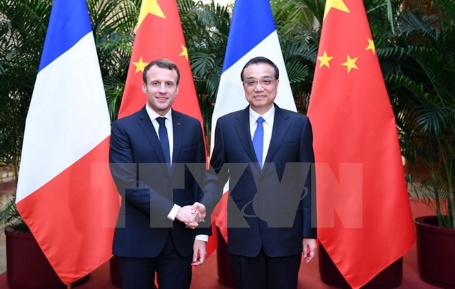 Thủ tướng Trung Quốc Lý Khắc Cường và Tổng thống Pháp Emmanuel Macron. (Ảnh: THX/TTXVN)