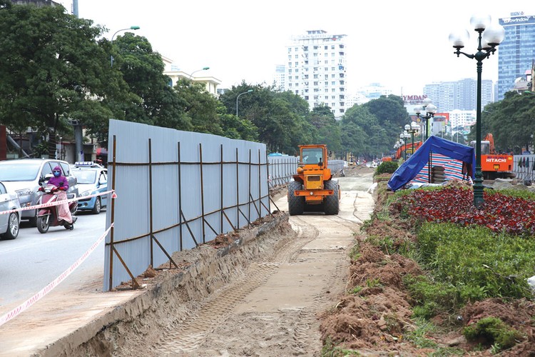 Văn bản của Hà Nội cho biết, đơn vị thi công Gói thầu (cắt xén) là Công ty CP Công trình giao thông Hà Nội. Ảnh: Dương Thúy