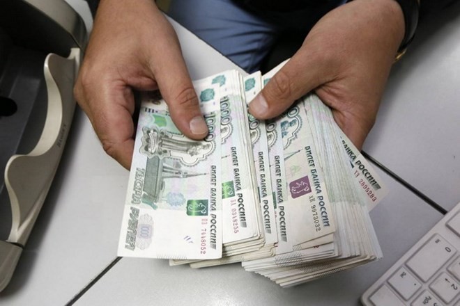 Kiểm tiền ruble tại Moskva. (Nguồn: Reuters/TTXVN)