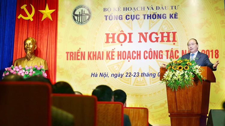 Thủ tướng yêu cầu nghiên cứu, áp dụng chuẩn mực quốc tế, chuẩn hóa quy trình và ứng dụng công nghệ hiện đại vào ngành thống kê. Ảnh: Lê Tiên