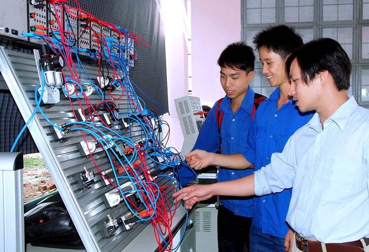 Trước đây, giáo viên là thầy, nhưng nay thầy là huấn luyện viên để sinh viên thỏa sức sáng tạo. Ảnh: Hoài Tâm