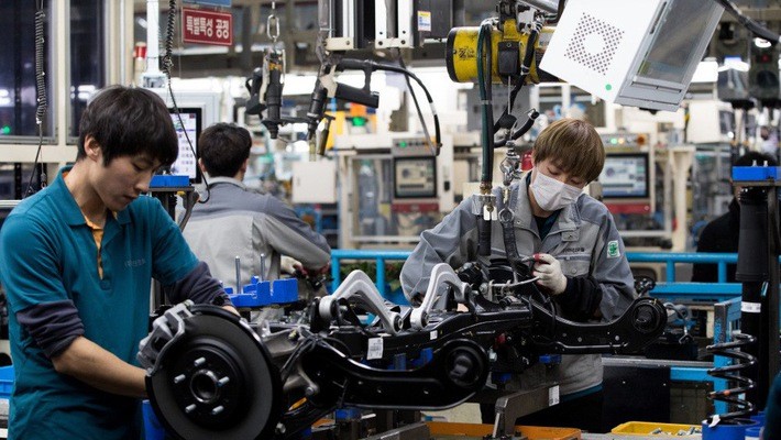 Công nhân làm việc trong một nhà máy lắp ráp xe ô tô Hyundai ở Hàn Quốc.