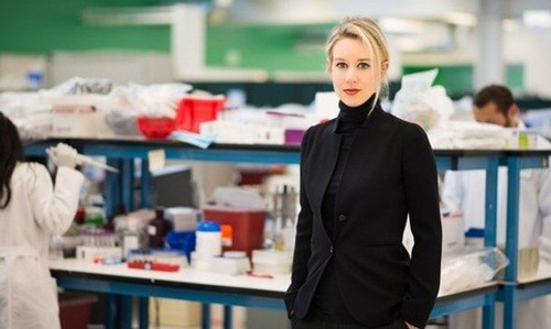 Elizabeth Holmes tại phòng thí nghiệm của công ty. Ảnh:Wakelet