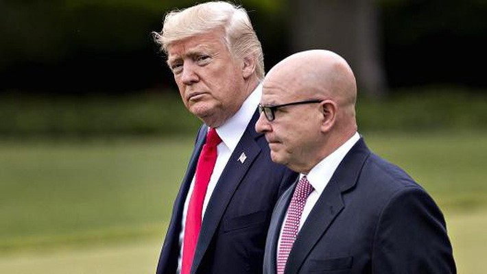 Tổng thống Mỹ Donald Trump và cố vấn an ninh quốc gia Mỹ HR McMaster - Ảnh: Bloomberg/Getty/CNBC.