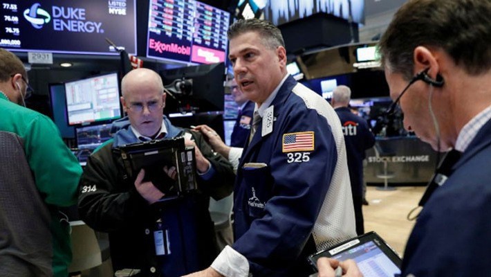 Các nhà giao dịch cổ phiếu trên sàn NYSE ở New York, Mỹ - Ảnh: Reuters.