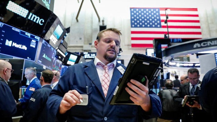 Các nhà giao dịch chứng khoán trên sàn NYSE ở New York, Mỹ - Ảnh: Reuters.