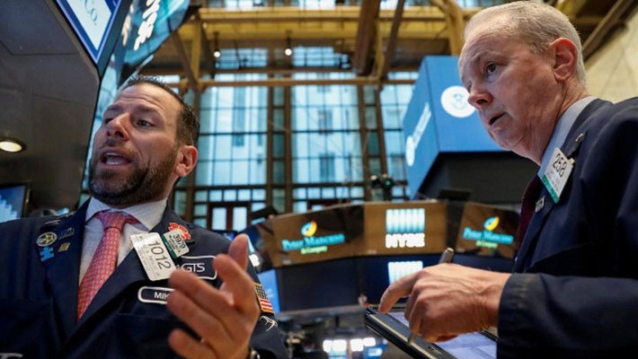 Các nhà giao dịch cổ phiếu trên sàn NYSE ở New York, Mỹ - Ảnh: Reuters