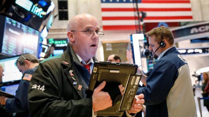 Một nhà giao dịch cổ phiếu trên sàn NYSE ở New York, Mỹ - Ảnh: Reuters.