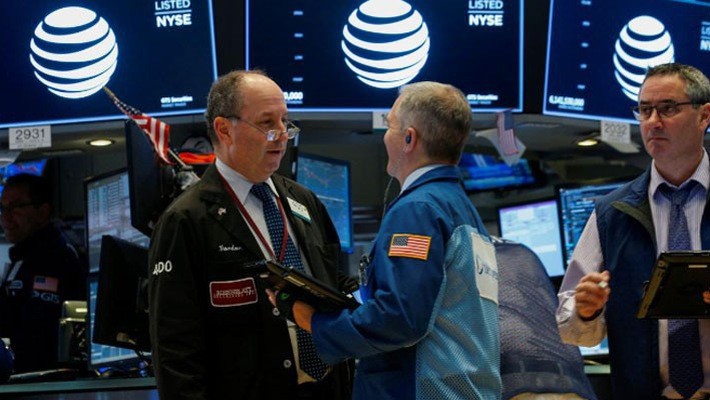 Các nhà giao dịch cổ phiếu trên sàn NYSE ở New York - Ảnh: Reuters.