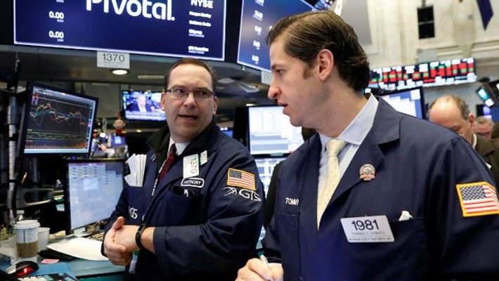 Các nhà giao dịch cổ phiếu trên sàn NYSE ở New York, Mỹ - Ảnh: Reuters.