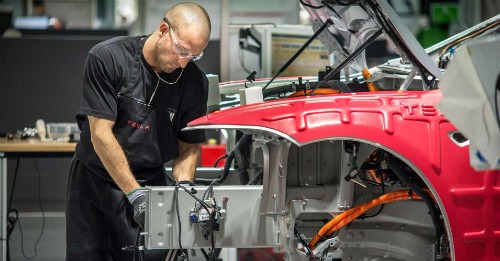 Công nhân làm việc tại nhà máy Tesla ởFremont, California.Ảnh: Getty